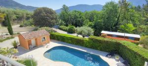 B&B / Chambres d'hotes Le Mas du Grand Chene - Chambres & Roulotte : Caravane 
