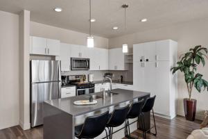 Deluxe 2BR Convention Center Gym, Pool, Htub, Pkg