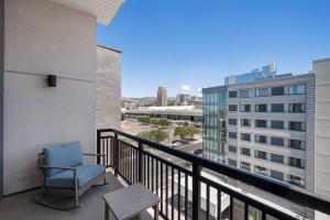 Deluxe 2BR Convention Center Gym, Pool, Htub, Pkg