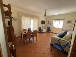 Algarve, spacious T2 with balcony and garage, Armacao de Pera