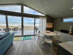 30 Golden Bay Holiday Village - Stylish Two Bed Moments From the Beach