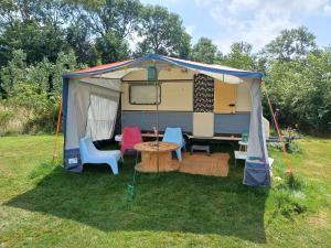 Retro caravan het Uiltje nabij het Sneekermeer