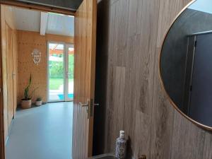 Retro caravan het Uiltje nabij het Sneekermeer