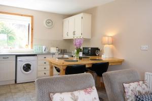 Two-Bedroom Apartment room in The Hut at Baywatch Bed & Breakfast