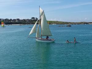 Maisons de vacances Gite Les Embruns De Portsall - 5 P : photos des chambres