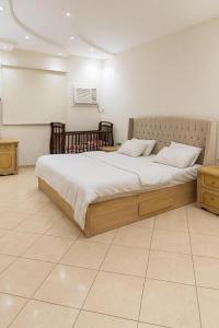 وسام شقة كبيرة 4 غرف نوم وصالة وشرفة-بلكونة- Large apartment with 4 bedrooms, a living room and a balcony