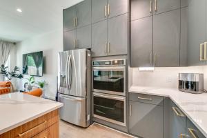 Modern and Spacious Home 3 Mi to Downtown Dallas!