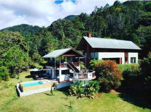 Villa del Pino en Quintas del Bosque