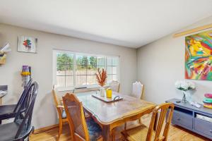 4 BR Home with BackYard and Steps from the Lake