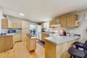 4 BR Home with BackYard and Steps from the Lake