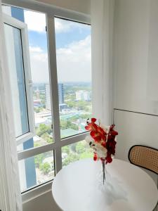 Cozy Room with Free Pool Access & PS4 Located at QC - Luxx Haven