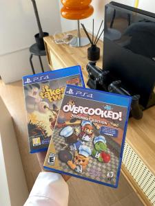 Cozy Room with Free Pool Access & PS4 Located at QC - Luxx Haven