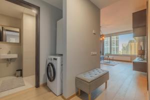 SkyPark Apartment with Free Parking