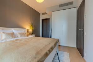 SkyPark Apartment with Free Parking