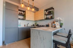 SkyPark Apartment with Free Parking