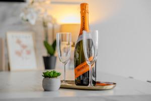 SkyPark Apartment with Free Parking