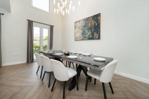 Prestige Jumeirah 4BR Villa with Rooftop and Private Garden