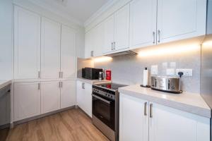 Prestige Jumeirah 4BR Villa with Rooftop and Private Garden