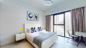 Vacationer Holiday Homes l Vibrant 2 Bedroom l Pool with Burj Khalifa View