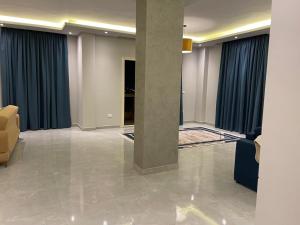 شقة فاخرة بالشيخ زايد و اطلالة كاملة من اعلى مكان بالمدينة