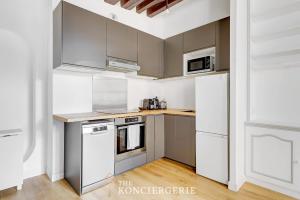 Face a leglise Saint Merri Elegance et calme