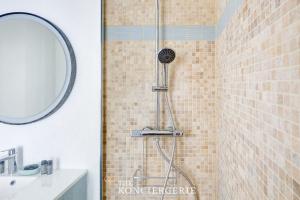 Face a leglise Saint Merri Elegance et calme