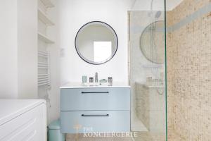 Face a leglise Saint Merri Elegance et calme