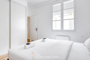 Face a leglise Saint Merri Elegance et calme