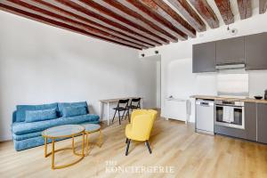 Face a leglise Saint Merri Elegance et calme