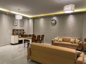 شقة فاخرة بالشيخ زايد و اطلالة كاملة من اعلى مكان بالمدينة