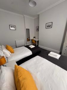 Grantham House - Sleeps 6 - Pet friendly - Parking