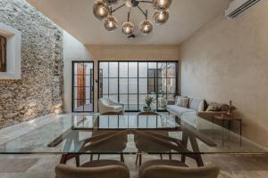 Casa Chomak - Colonial Luxury with a Private Outdoor Pool and Parking in Central Merida