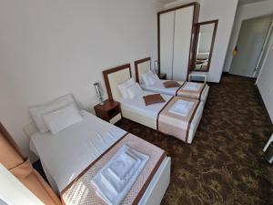 Deluxe Triple Room with Sea View room in Hotel Pozzo