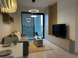 Stylish 1BR & 1LR Apartment Cozy City View