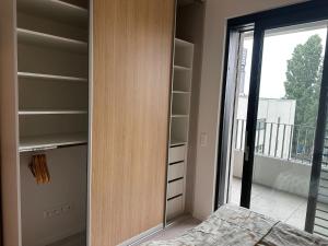 Stylish 1BR & 1LR Apartment Cozy City View