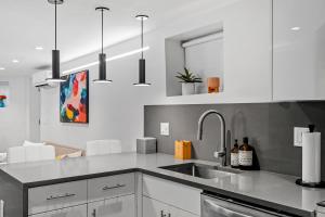 luxury 2 bed 2 bath apt with free parking