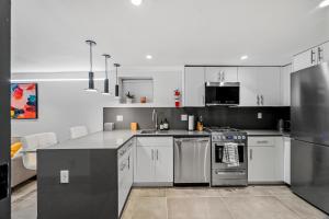 luxury 2 bed 2 bath apt with free parking