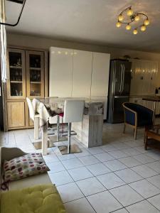 Villas Maison de vacances moderne et pratique : WiFi, clim, parking et cour privee : photos des chambres
