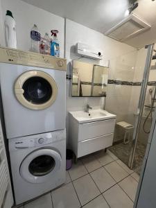 Villas Maison de vacances moderne et pratique : WiFi, clim, parking et cour privee : photos des chambres