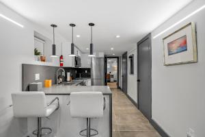 luxury 2 bed 2 bath apt with free parking