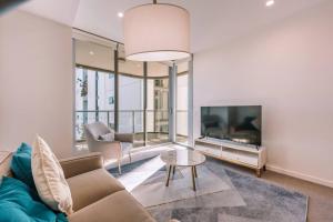 Contemporary 2BR City Stay w Deck and BBQ Access