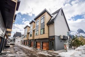Casa de Luna by Canadian Rockies Vacation Rentals
