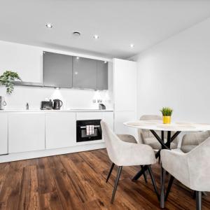 Modern Central Two Bedroom Apartment - Great Location - Fast WiFi 404R