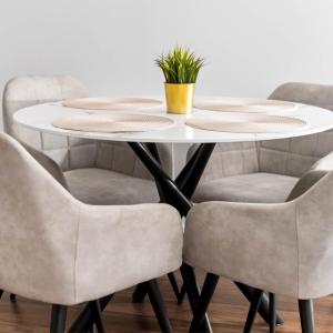 Central Two Bedroom Apartment - Modern & Comfortable- Fast WiFi 404R