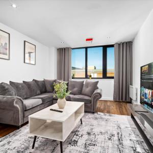 Central Two Bedroom Apartment - Modern & Comfortable- Fast WiFi 404R