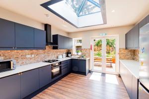 London Heathrow Airport 6 Bedrooms 6 Bathrooms spacious Home Sleeps 10