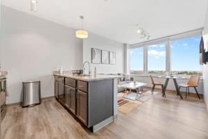 Stylish Downtown Condo l 2 TVs l Fast WiFI