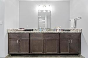 Stylish Downtown Condo l 2 TVs l Fast WiFI