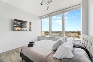 Stylish Downtown Condo l 2 TVs l Fast WiFI