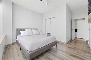 Stylish Downtown Condo l 2 TVs l Fast WiFI